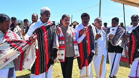 உதகை அருகே முத்தநாடு மந்து பகுதியில்  தோடரின பழங்குடியினருடன் நடனமாடிய ஆளுநர் ஆர்.என்.ரவி. படம்: ஆர்.டி.சிவசங்கர்