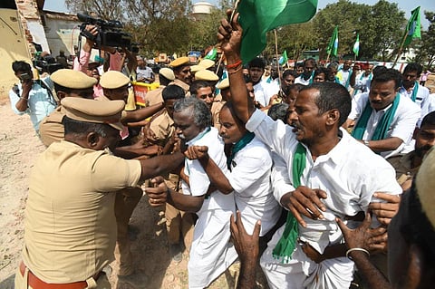 தஞ்சாவூர் ரயில் நிலையத்தில் இன்று காலை சோழன் விரைவு ரயிலை மறித்து போராட்டத்தில் ஈடுபட்ட ஐக்கிய விவசாயிகள் முன்னணியினர் | படம்: ஆர்.வெங்கடேஷ்