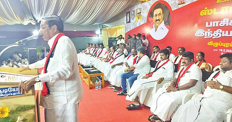 விழுப்புரத்தில் நடைபெற்ற திமுக பொதுக்கூட்டத்தில் திமுக அமைப்பு செயலாளர் ஆர்.எஸ்.பாரதி பேசுகிறார். உடன் திமுக துணை பொதுச் செயலாளர் பொன்முடி உள்ளிட்டோர்.