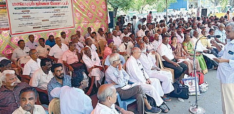 புதிய ஓய்வூதிய திட்டத்தை ரத்து செய்ய வேண்டும் உள்ளிட்ட கோரிக்கைகளை வலியுறுத்தி, ஓய்வுபெற்ற பள்ளி, கல்லூரி ஆசிரியர் நலச்சங்கம் சார்பில் தர்ணா போராட்டம் சென்னை எழும்பூர், ராஜரத்தினம் மைதானம் அருகே நேற்று நடைபெற்றது. படம்: எஸ்.சத்தியசீலன்