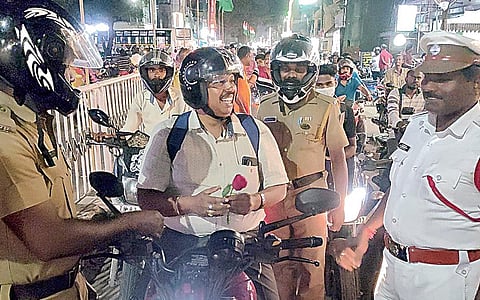 காரைக்கால் எஸ்.எஸ்.பி. உத்தரவின்பேரில், புதிய பேருந்து நிலை யத்தில் நேற்று முன்தினம் இரவு மோட்டார் சைக்கிளில் ஹெல்மெட் அணிந்து வந்தவர்களுக்கு ரோஜா பூ வழங்கிய  காவலர்கள்.
