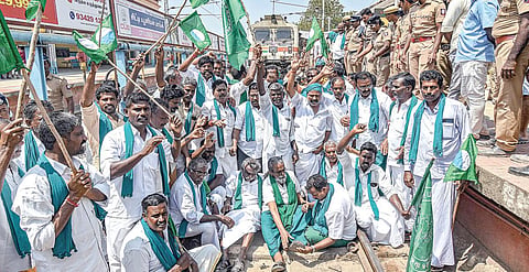 தஞ்சாவூர் ரயில் நிலையத்தில் நேற்று சோழன் விரைவு ரயிலை மறித்து போராட்டத்தில் ஈடுபட்ட விவசாயிகள். படம்: ஆர்.வெங்கடேஷ்
