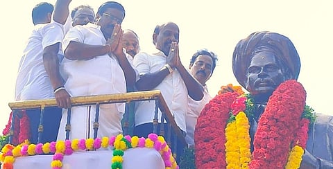 புதுச்சேரியில் சிங்காரவேலரின் சிலைக்கு  தமிழக அமைச்சர் சுப்பிரமணியன் மாலை அணிவித்தார் மாநில அமைப்பாளர் சிவா உள்ளிட்டோர் உடனிருந்தனர்.