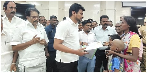 விருதுநகர் பட்டாசு ஆலை வெடி விபத்தில் உயிரிழந்தவர்களின் குடும்பத்தினருக்கு தமிழக அரசு சார்பில் அமைச்சர் உதயநிதி நிவாரண உதவித்தொகையினை வழங்கினார்