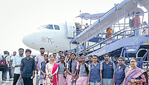 திருவனந்தபுரத்துக்கு விமானத்தில் அழைத்துச் செல்லப்பட்ட பல்லாவரம் மறைமலை அடிகள் அரசினர் மேல்நிலைப் பள்ளி மாணவ, மாணவிகள்.