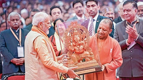 உத்தர பிரதேச மாநிலம் லக்னோவில் நேற்று நடைபெற்ற 4-வது உ.பி. உலக முதலீட்டாளர்கள் உச்சி மாநாட்டுக்கு வந்த பிரதமர் மோடி ரூ.10 லட்சம் கோடி மதிப்பிலான 14 ஆயிரம் திட்டங்களுக்கு அடிக்கல் நாட்டினார். நிகழ்ச்சியின்போது பிரதமர் மோடிக்கு நினைவு பரிசு வழங்கும் முதல்வர் யோகி ஆதித்யநாத்.