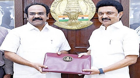 சட்டப்பேரவையில் நேற்று பட்ஜெட் தாக்கல் செய்வதற்கு முன்பு, முதல்வர் ஸ்டாலினை சந்தித்து வாழ்த்து பெற்ற நிதி அமைச்சர் தங்கம் தென்னரசு.