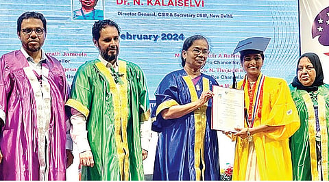 வண்டலூர் பி.எஸ்.அப்துர் ரஹ்மான் கிரசண்ட் இன்ஸ்டிடியூட் ஆஃப் சயின்ஸ் அண்ட் டெக்னாலஜி கல்லூரியின் 13-வது பட்டமளிப்பு விழா கல்லூரி வளாகத்தில் நேற்று நடந்தது. இதில், டிஎஸ்ஐஆர் தலைமை இயக்குநர் டாக்டர் கலைச்செல்வி கலந்துகொண்டு, சிறப்பிடம் பெற்ற மாணவ மாணவியருக்கு தங்கப்பதக்கம் மற்றும் பட்டங்களை வழங்கினார். உடன் வேந்தர் குர்ரத் ஜமீலா, இணைவேந்தர் அப்துல் காதர் ஏ.ரஹ்மான் புஹாரி, இணை துணைவேந்தர் என்.தாஜுதீன், துணைவேந்தர் டி.முருகேசன், பதிவாளர் என்.ராஜா ஹுசைன், தேர்வுக் கட்டுப்பாட்டாளர் எஸ்.காஜாமொஹிதீன் உள்ளிட்டோர். 
| படம்: எம்.முத்துகணேஷ் |
