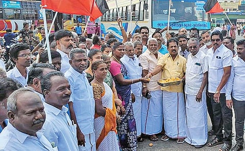 வைகை கூட்டுகுடிநீர் திட்டத்துக்கு நிதி ஒதுக்கிய தமிழக அரசுக்கு நன்றி தெரிவித்து இனிப்புகள் வழங்கிய திமுகவினர்.