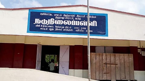அறந்தாங்கி அருகே குடிநீர் இன்றி பரிதவிக்கும் பள்ளி, அங்கன்வாடி மாணவர்கள்!