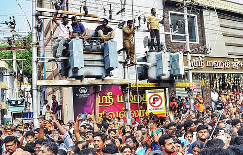 மதுரை தேரோடும் வீதிகளில் புதைவழி மின் திட்டம்: ரூ.11 கோடிக்கு டெண்டர் விட்டும் 6 மாதமாக காத்திருப்பு