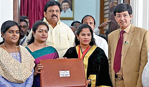 சென்னை மாநகராட்சியின் 2024-25-ம் ஆண்டுக்கான பட்ஜெட் நேற்று தாக்கல் செய்யப்பட்டது. அதற்கு முன் ரிப்பன் மாளிகையில் மேயர் பிரியாவை, நிலைக்குழு (வரி விதிப்பு மற்றும் நிதி) தலைவர் சர்பஜெயாதாஸ்  சந்தித்து வாழ்த்து பெற்றார். உடன், துணை மேயர் மு.மகேஷ்குமார், ஆணையர் ஜெ.ராதாகிருஷ்ணன், கூடுதல் ஆணையர் ஆர்.லலிதா உள்ளிட்டோர். படம்: ம.பிரபு