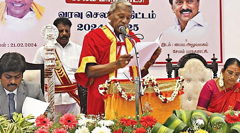 சேலம் மாநகராட்சி அலுவலகத்தில் பட்ஜெட் கூட்டம் நேற்று நடந்தது. இதில் மேயர் ராமச்சந்திரன் நிதி நிலை அறிக்கையை  வாசித்தார். உடன் ஆணையர் பாலச்சந்தர், துணை மேயர் சாரதாதேவி உள்ளிட்டோர்.       படம்: எஸ்.குரு பிரசாத்