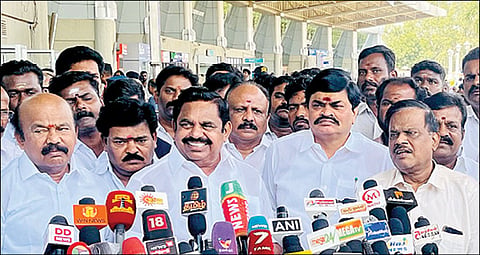 மதுரை விமான நிலையத்தில் செய்தியாளர்களுக்குப் பேட்டியளித்த அதிமுக பொதுச் செயலாளர் பழனிசாமி.படம்: எஸ்.கிருஷ்ணமூர்த்தி