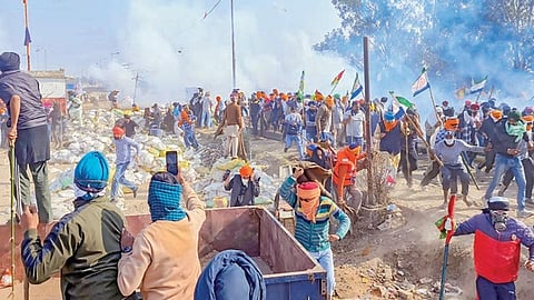 டெல்லி நோக்கி செல்லும் பேரணியை பஞ்சாப் - ஹரியாணா ஷம்பு எல்லையில் இருந்து விவசாயிகள் நேற்று மீண்டும் தொடங்கினர். ஹரியாணா போலீஸார் கண்ணீர் புகை குண்டுகளை வீசியதால், முகக் கவசம் அணிந்திருந்த விவசாயிகள் அச்சமடைந்து ஓடினர்.படம்: பிடிஐ