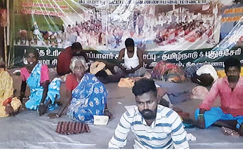 மேல்மா கூட்டுச்சாலையில் உண்ணாவிரத போராட்டத்தில் ஈடுபட்ட விவசாயிகள்.