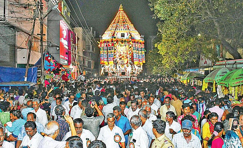 திண்டுக்கல் கோட்டை மாரியம்மன் கோயில் மாசி திருவிழாவில் அரிசி ஆலை உரிமையாளர் மற்றும் நெல் அரிசி வர்த்தகர் சங்க மண்டகப்படியையொட டி ஊர்வலமாக வந்ததேர்.