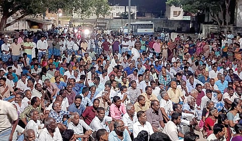 புதிய ஊதிய உயர்வு ஒப்பந்தம் செய்யக் கோரி பொதட்டூர்பேட்டையில் நேற்று முன்தினம் இரவு காத்திருப்பு ப ராட்டத் தில் ஈடுபட்ட விசைத்தறி நெசவாளர்கள்.