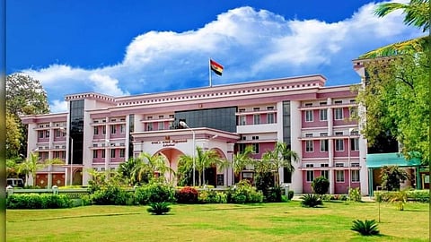 பெண் சார் பதிவாளர் வீட்டில் லஞ்ச ஒழிப்பு போலீஸார் சோதனை