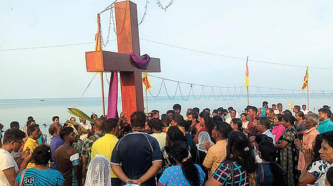 கச்சத்தீவில் அந்தோணியார் ஆலயத் திருவிழாவையொட்டி நடைபெற்ற சிலுவை பாதை நிகழ்ச்சி.  
| படம்: எல். பாலச்சந்தர் |