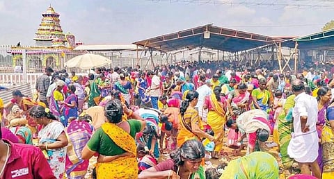 திருக்கோஷ்டியூர் பெருமாள் கோயில் மாசிமக தெப்ப உற்சவம்: லட்சக்கணக்கான பக்தர்கள் வழிபாடு