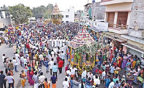 மேச்சேரி பத்ரகாளியம்மன் கோயில் மாசி மக திருவிழாவின் முக்கிய நிகழ்வான பெரிய தேரோட்டம் நேற்று நடந்தது. இதில் ஏராளமான பக்தர்கள் கலந்து கொண்டனர்.