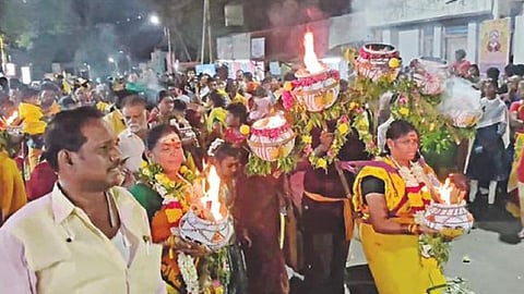 திருச்செங்கோடு சின்ன ஓங்காளியம்மன் கோயில் மாசி குண்டம்  திருவிழாவை முன்னிட்டு, பக்தர்கள் அக்னிச் சட்டி ஏந்தி நேர்த்திக் கடன் செலுத்தினர்.