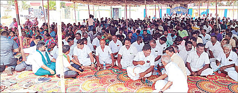 இலங்கை சிறையில் உள்ள மீனவர்களை விடுதலை செய்யக் கோரி தங்கச்சிமடத்தில் காலவரையற்ற உண்ணாவிரதப் போராட்டத்தில் ஈடுபட்டுள்ள ராமேசுவரம் மீனவர்கள்.