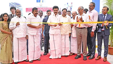 செங்கல்பட்டு மாவட்டம் நெம்மேலியில் அமைக்கப்பட்டுள்ள கடல்நீரைக் குடிநீராக்கும் நிலையத்தை முதல்வர் மு.க.ஸ்டாலின் நேற்று திறந்து வைத்தார். நிகழ்ச்சியில், அமைச்சர்கள் துரைமுருகன், கே.என்.நேரு, எ.வ.வேலு, தா.மோ.அன்பரசன், சென்னை மேயர் பிரியா, தலைமைச் செயலர் சிவ் தாஸ் மீனா, துறை செயலர் கார்த்திகேயன், சென்னை மாநகராட்சி ஆணையர் ராதாகிருஷ்ணன், செங்கல்பட்டு மாவட்ட ஆட்சியர் ச.அருண்ராஜ், மற்றும் அரசு உயர் அலுவலர்கள் கலந்து கொண்டனர்.