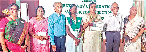 சென்னை தியாகராய நகரில் உள்ள வித்யோதயா பள்ளியின் நூற்றாண்டு நிறைவு விழாவில் முன்னாள் மேற்கு வங்க ஆளுநர் எம்.கே.நாராயணன் பங்கேற்று, பொதுத்தேர்வுகளில் சிறப்பிடம் பெற்ற வி.லாவண்யா, இ.பிரெசில்லா மெர்சி ஆகியோருக்கு கல்வியாளர் பத்மா ராஜன் நினைவு ரொக்கப் பரிசை வழங்கினார். உடன், பத்மா ராஜனின் சகோதரரும், அமெரிக்காவில் உள்ள டேஃப் நிறுவனத்தின் முன்னாள் தலைமைச் செயல் அலுவலருமான முரளி ராகவன், அவரது மனைவி கவுசல்யா, எம்.கே.நாராயணின் மனைவி பத்மினி, பள்ளி தாளாளர் நிரஞ்சனா உள்ளிட்டோர்.படம்: ம.பிரபு