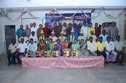 மதுரை அருகே 32 ஆண்டுகளுக்குப் பிறகு சந்தித்த முன்னாள் கல்லூரி மாணவர்கள் 