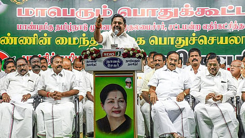 சேலம் தாதகாப்பட்டியில் நடந்த முன்னாள் முதல்வர் ஜெயலலிதா பிறந்தநாள் விழா பொதுக்கூட்டத்தில் அதிமுக பொதுச்செயலாளர் பழனிசாமி பேசினார்.