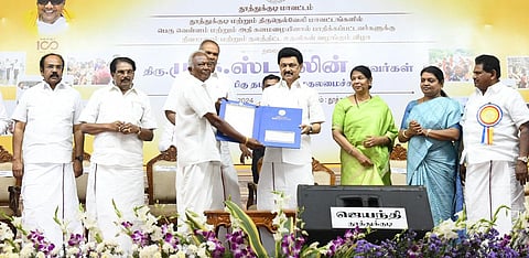 தூத்துக்குடியில் நடைபெற்ற விழாவில் ரூ. 423.95 கோடி மதிப்பிலான நிவாரணம் மற்றும் நலத்திட்ட உதவிகள் வழங்கும் பணியை தமிழக முதல்வர் மு.க.ஸ்டாலின் தொடங்கி வைத்தார்.