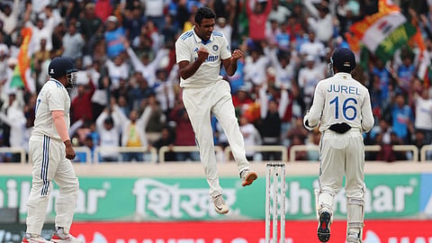விக்கெட் வீழ்த்தியதை கொண்டாடும் அஸ்வின்