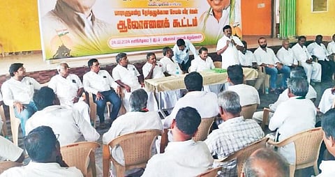 கிருஷ்ணகிரியில் கிழக்கு மாவட்ட காங்கிரஸ் நிர்வாகிகள் ஆலோசனைக் கூட்டம் நடந்தது. இதில், மாவட்டத் துணைத் தலைவர் சேகர் பேசினார்.
