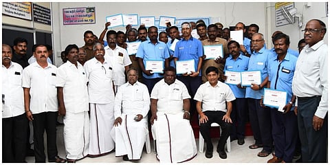 தமிழகத்தில் விபத்தில்லாமல் பணிபுரிந்த அரசுப் பேருந்து ஓட்டுநர்களுக்கு தங்க, வெள்ளி நாணயங்கள் வழங்கல்