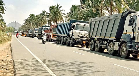 மைலாடி விலக்கில் இருந்து தோவாளை வரை நிற்கும் கனரக வாகனங்களால் 5-வது நாளாக போக்குவரத்து பாதிப்பு