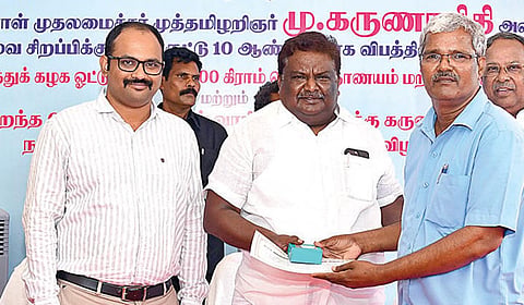 சென்னை மாநகர போக்குவரத்துக் கழகத்தின் மத்திய பணிமனையில் நடைபெற்ற நிகழ்ச்சியில், கடந்த 10 ஆண்டுகளாக விபத்தில்லாமல் பணிபுரிந்த பேருந்து ஓட்டுநர்கள் 335 பேருக்கு தலா 100 கிராம் வெள்ளி நாணயம் மற்றும் பாராட்டுச் சான்றிதழ்களை, போக்குவரத்துத் துறை அமைச்சர் எஸ்.எஸ்.சிவசங்கர் வழங்கினார். உடன் மாநகர போக்குவரத்துக் கழக மேலாண் இயக்குநர் ஆல்பி ஜான் வர்கீஸ் உள்ளிட்டோர்.