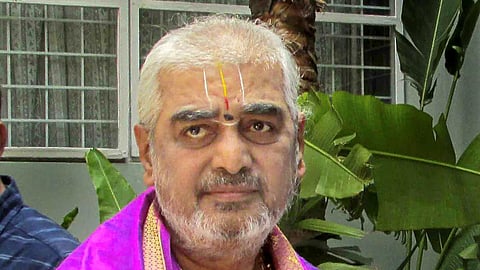 திருப்பதி ஏழுமலையான் கோயில் கவுரவ பிரதான அர்ச்சகர் பணி நீக்கம்