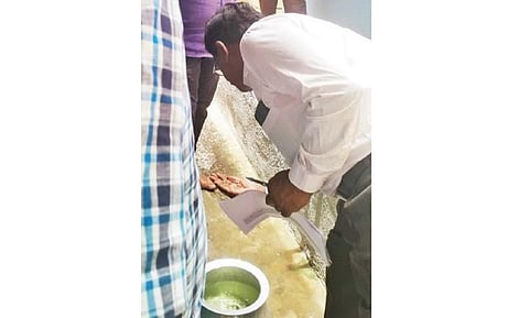 ஓசூர் மாநகராட்சி 18-வது வார்டு பொதிகை நகரில் ஒரு வீட்டில் ஆழ்துளைக் கிணற்றில் நிலத்தடி நீர் மாசடைந்து மஞ்சள் நிறத்தில் உள்ளதை ஆய்வு செய்த சுகாதாரத் துறை அலுவலர்.