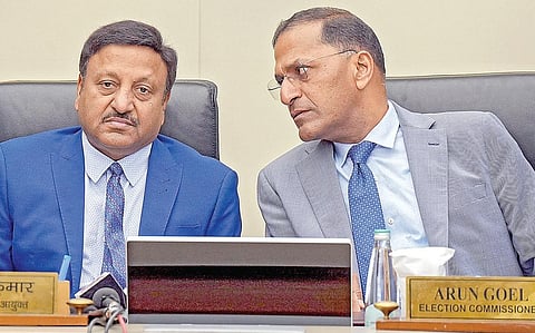 தலைமை தேர்தல் ஆணையர் ராஜீவ் குமார், தேர்தல் ஆணையர் அருண் கோயல்.