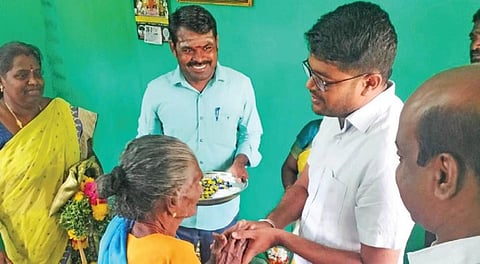 வீட்டை சீரமைத்து கொடுத்த ஆட்சியருக்கு பரமக்குடி மூதாட்டி நன்றி!