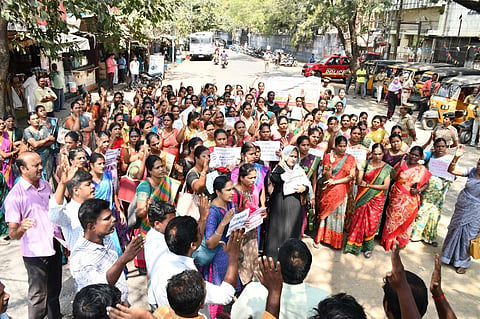 மதுரையில் இன்று மாவட்ட முதன்மைக் கல்வி அலுவலகம் முன்பு இடைநிலை பதிவு மூப்பு ஆசிரியர்கள் சங்கத்தினர் முற்றுகைப் போராட்டத்தில் ஈடுபட்டனர். | படம்: எஸ்.கிருஷ்ணமூர்த்தி