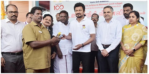அரசுப் பேருந்துகளில் மின்னணு பயணச் சீட்டு இயந்திரங்கள்  மூலமாக பயணச்சீட்டு  வழங்கும் திட்டத்தினை அமைச்சர் உதயநிதி தொடங்கி வைத்தார்.