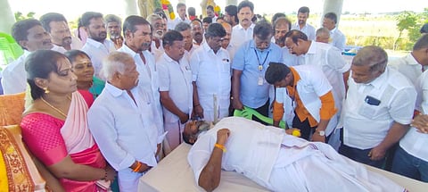 ரத்த தானம் வழங்கிய ஆர்.பி.உதயகுமார்