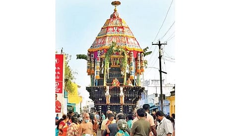 ஆழ்வார்திருநகரி ஆதிநாதர் ஆழ்வார் கோயிலில்  மாசித் திருவிழா தேரோட்டம் நேற்று நடைபெற்றது.
