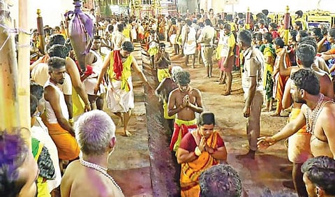 மாசி குண்டம் திருவிழாவை முன்னிட்டு, திருச்செங்கோடு சின்ன ஓங்காளி யம்மன் கோயிலில் குண்டம் இறங்கி நேர்த்திக் கடன் செலுத்திய பக்தர்கள்.﻿﻿