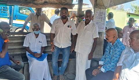 கோவை மணியகாரம்பாளையத்தில் உண்ணாவிரதப் போராட்டத்தில் ஈடுபட்ட கல்வி ஆர்வலர் முருகேசன் உள்ளிட்டோர்.