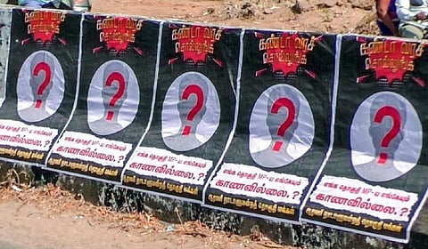 செய்யாறில் காங்கிரஸ் எம்பியை விமர்சித்து ஒட்டப்பட்டுள்ள ‘கண்டா வர சொல்லுங்க’ சுவரொட்டி.