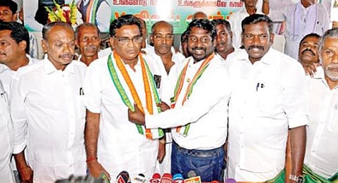 தமாகாவில் இருந்து விலகியவர்கள் நாகர்கோவிலில்   விஜய் வசந்த் எம்.பி. முன்னிலையில் நேற்று காங்கிரஸ் கட்சியில் இணைந்தனர்.